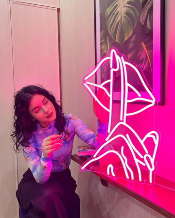 Custom Neon Lips Light - Personnalisez Votre Propre Enseigne Néon avec des Designs Uniques - Lumière Néon Personnalisée pour la Décoration d'Intérieur, les Entreprises, les Événements et les Cadeaux. Enseigne Néon de Haute Qualité, Fabriquée à la Main et Personnalisable en Couleurs et Tailles. Parfait pour Ajouter une Touche de Style à Votre Chambre, Salon, Bureau ou Vitrine. Créez Votre Enseigne Néon Personnalisée avec Notre Outil de Personnalisation Facile pour un Affichage Audacieux, Lumineux et Accroche